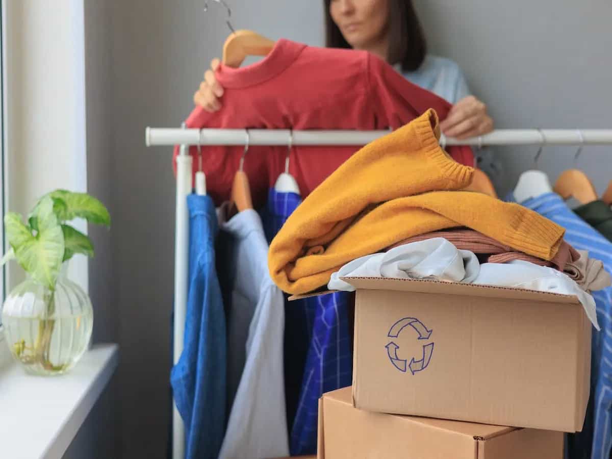 Dove finiscono i vestiti buttati via: la triste verità