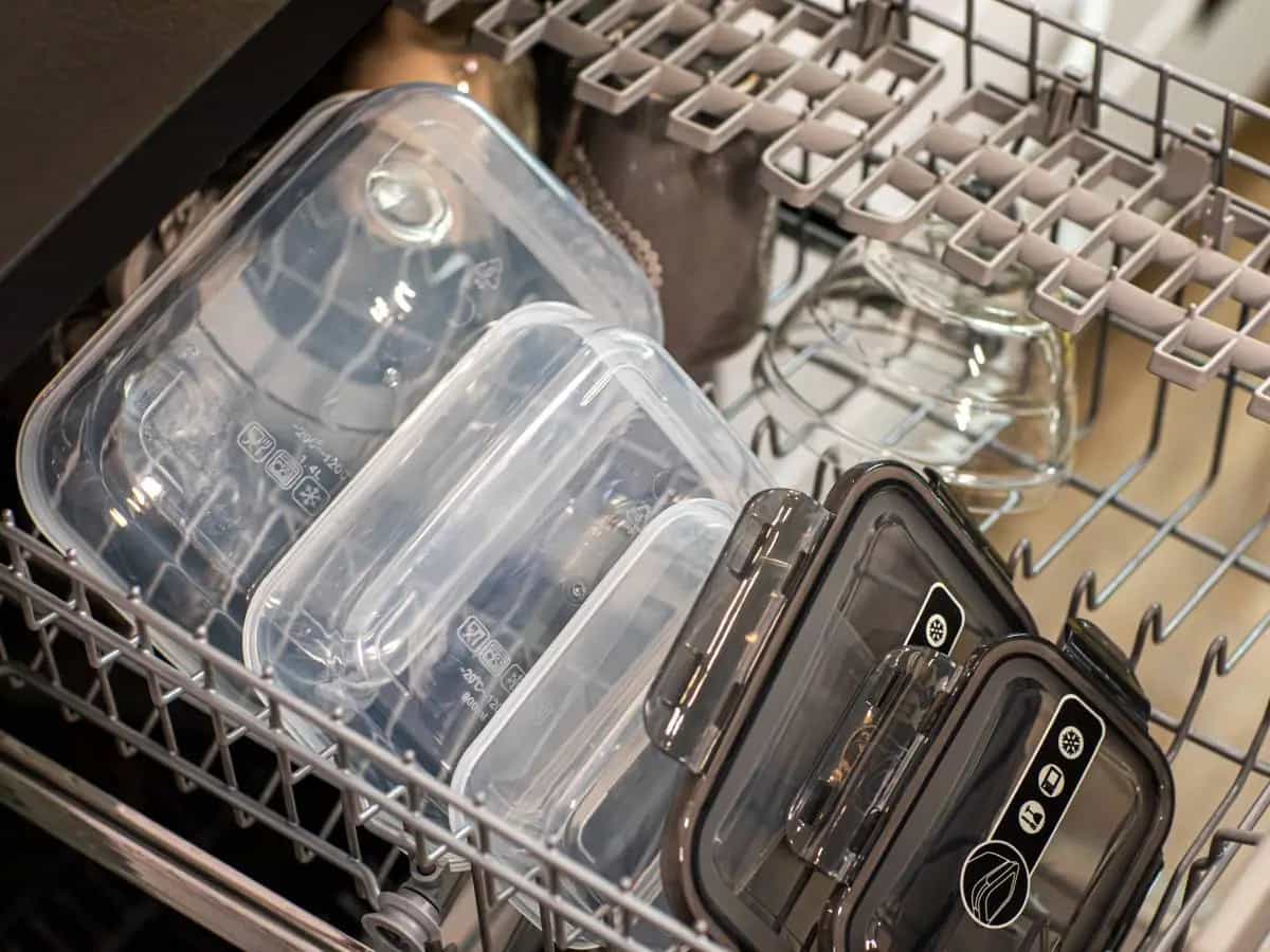 Contenitori di plastica in lavastoviglie, problemi per ambiente e salute