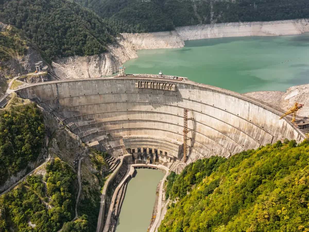 Dighe, cambiando la distribuzione dell’acqua hanno spostato i Poli