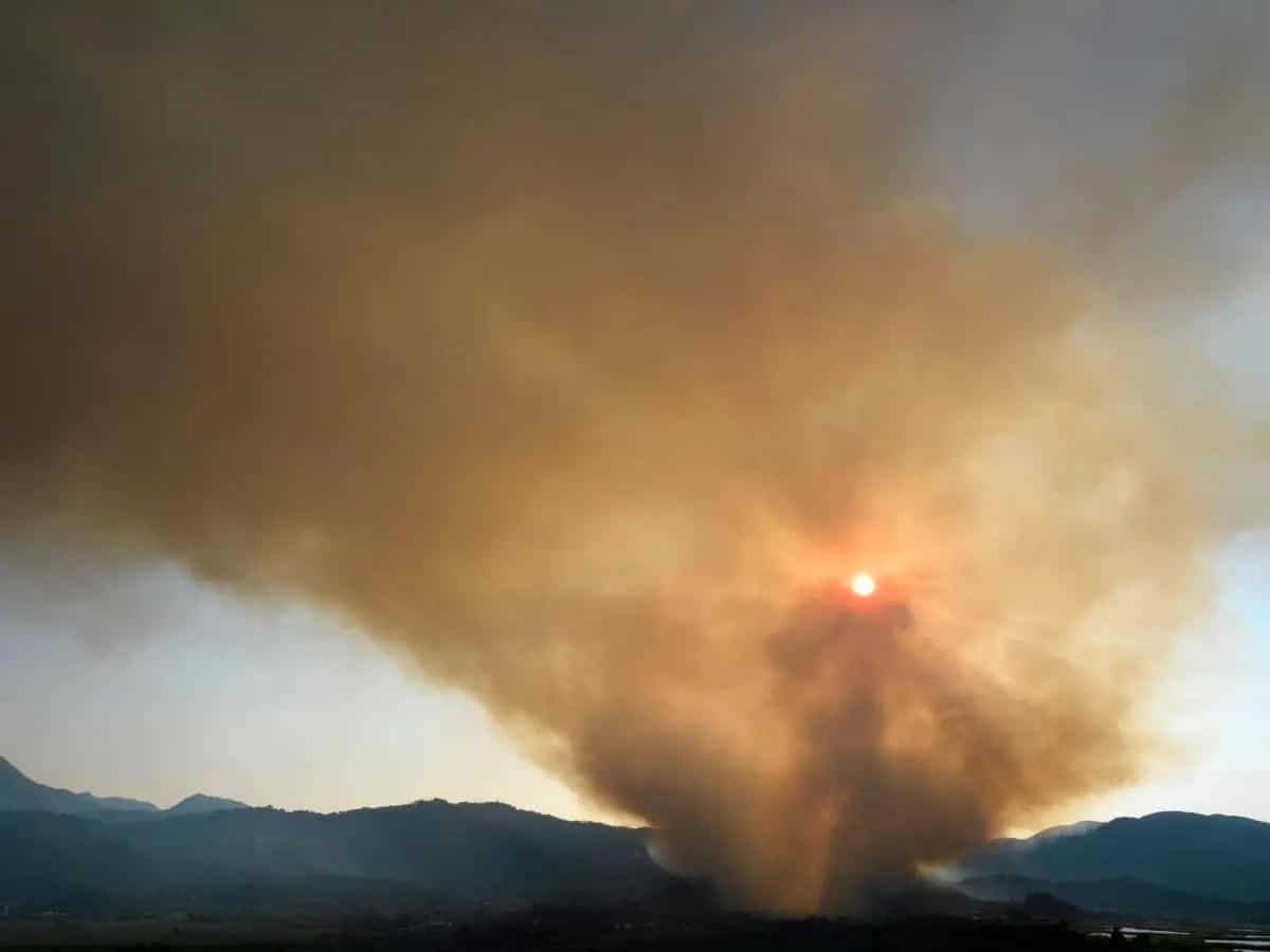 Fumo degli incendi, la luce del sole lo rende ancora più pericoloso