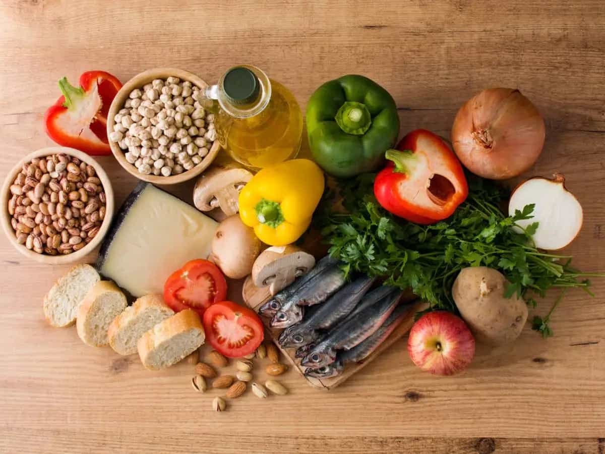 Dieta Mediterranea, nella piramide alimentare conta anche quando si mangia