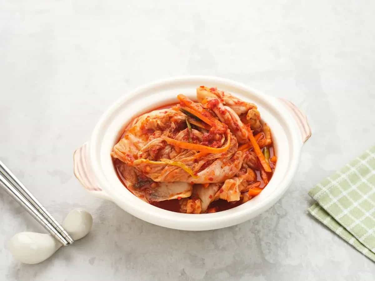Kimchi e microplastiche, cosa dice lo studio sui batteri che possono aiutare