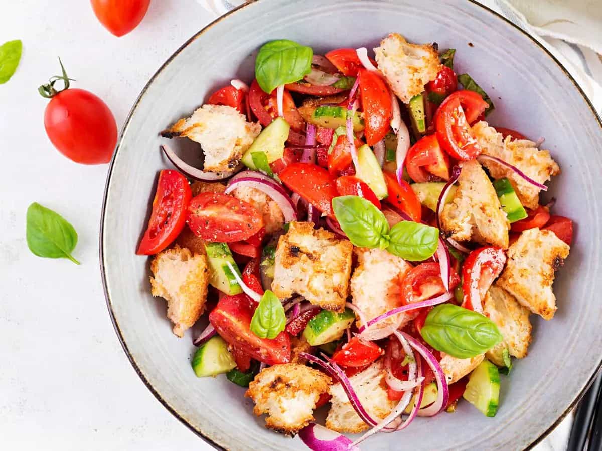 Panzanella toscana, ricetta originale e storia del piatto antispreco