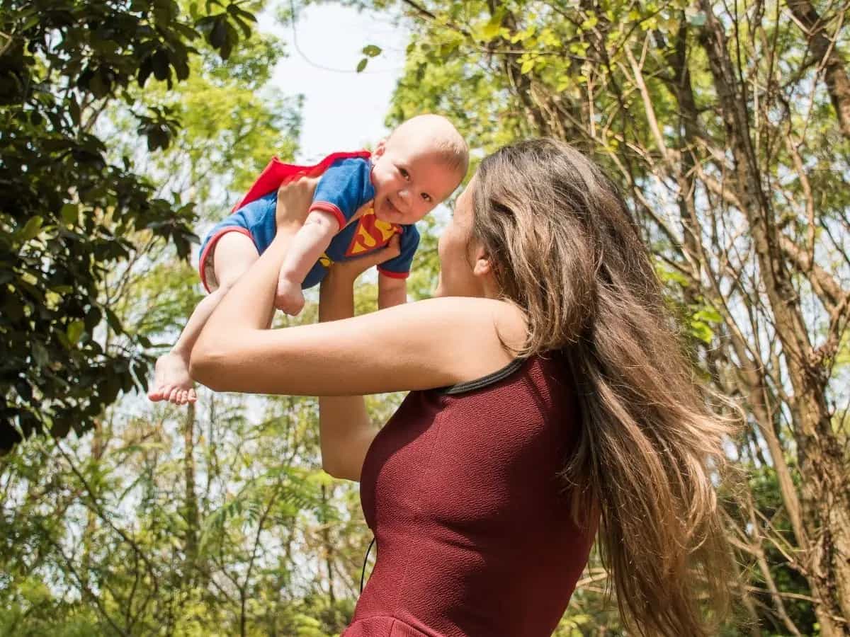 Sempre più ragazze non desiderano bambini per paura della crisi climatica. Ora due ong hanno presentato una denuncia all’Onu per la violazione di un diritto umano