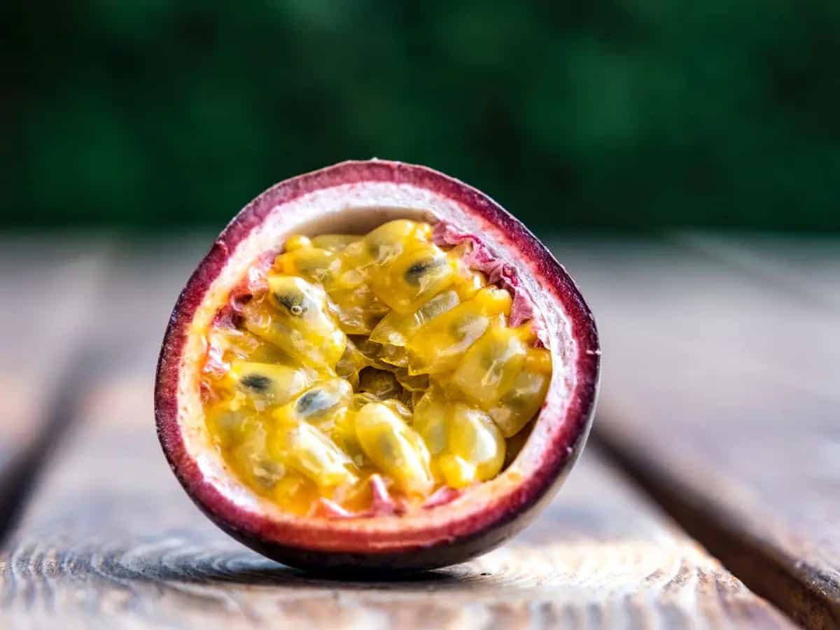 Frutto della passione, dalla sua buccia una pellicola per cibo senza plastica