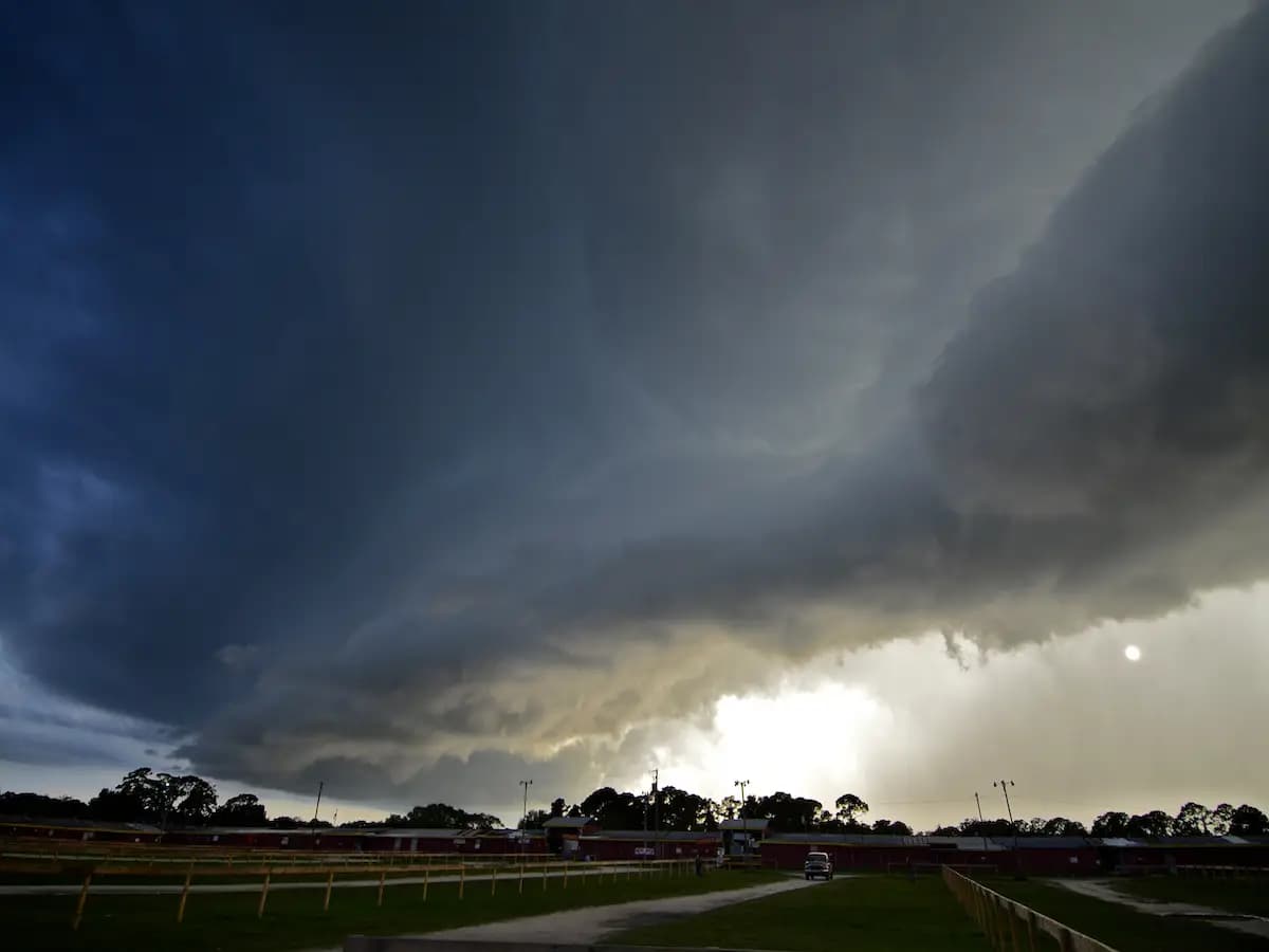 Shelf cloud: cosa sono le nuvole a mensola