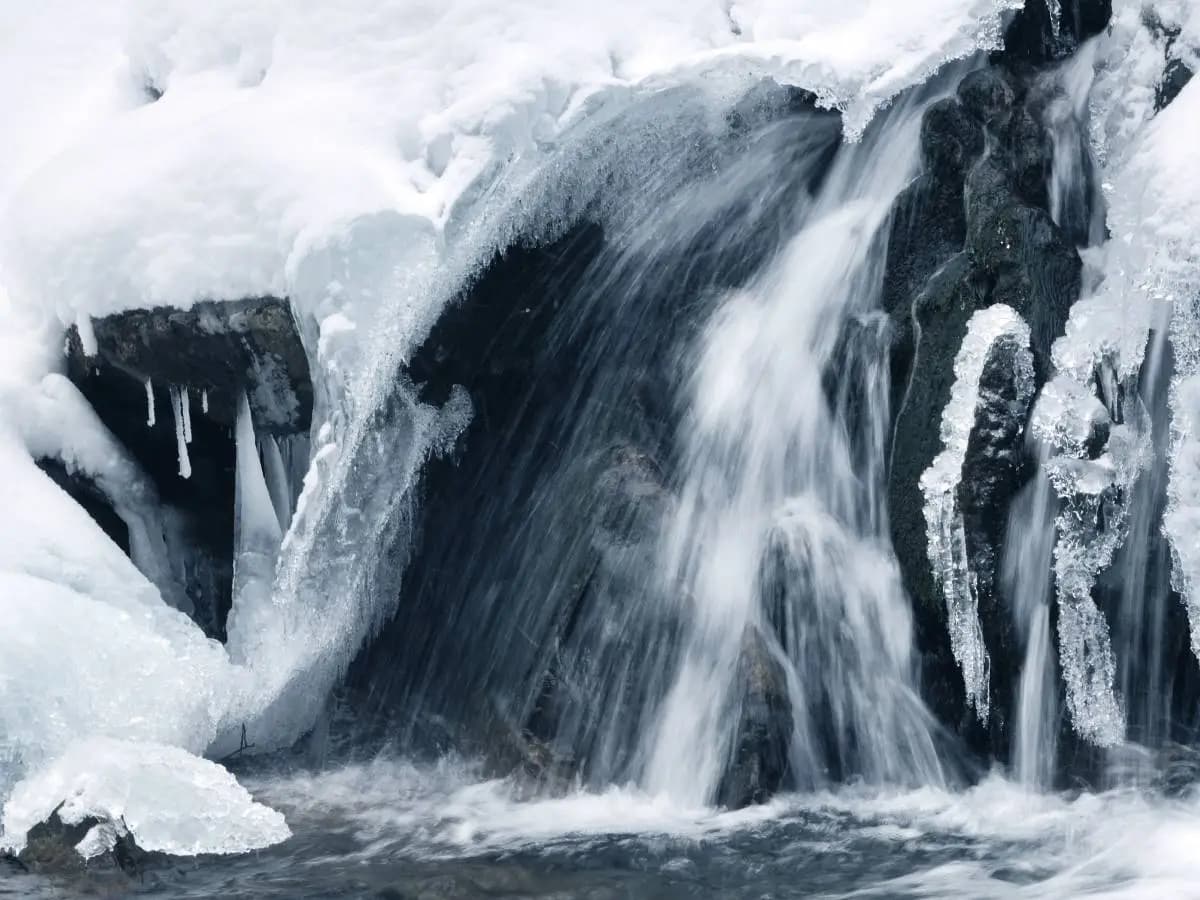 Cascate di Sangue, cosa c’è dietro il misterioso fenomeno