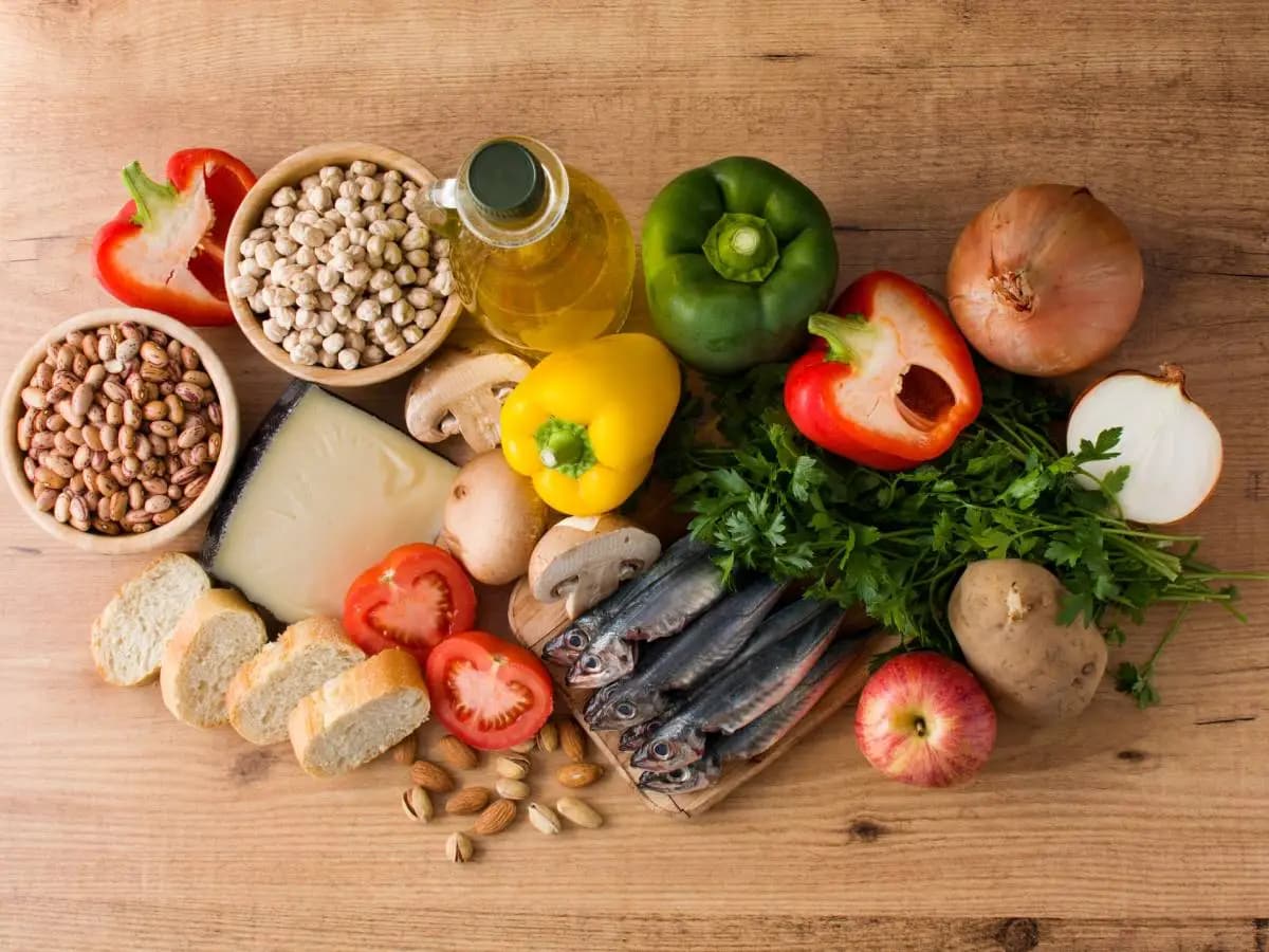 Dieta Mediterranea, nella piramide alimentare conta anche quando si mangia