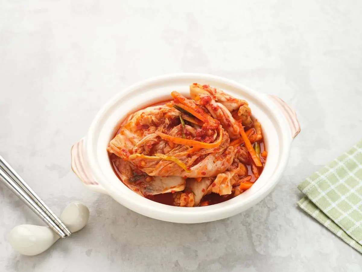 Kimchi e microplastiche, cosa dice lo studio sui batteri che possono aiutare