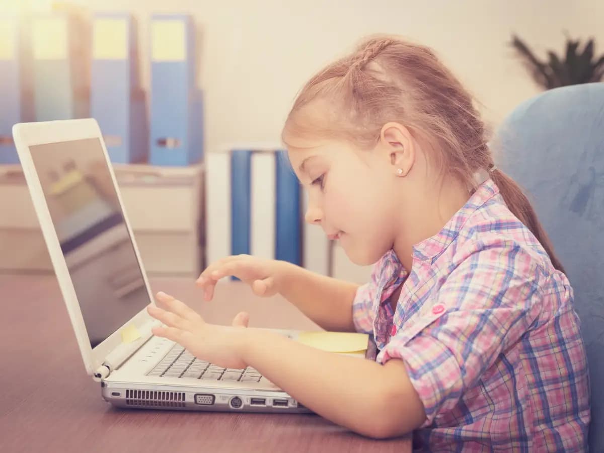 Bambini: scrivere a mano è meglio che usare la tastiera