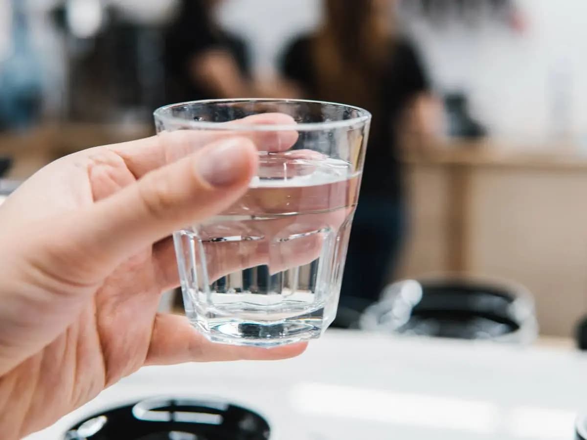 Bere poca acqua fa alzare l’ormone dello stress