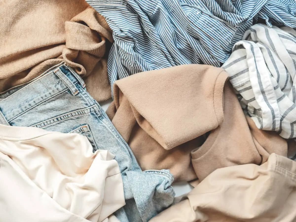 Spreco nella moda, che fine fanno i capi invenduti