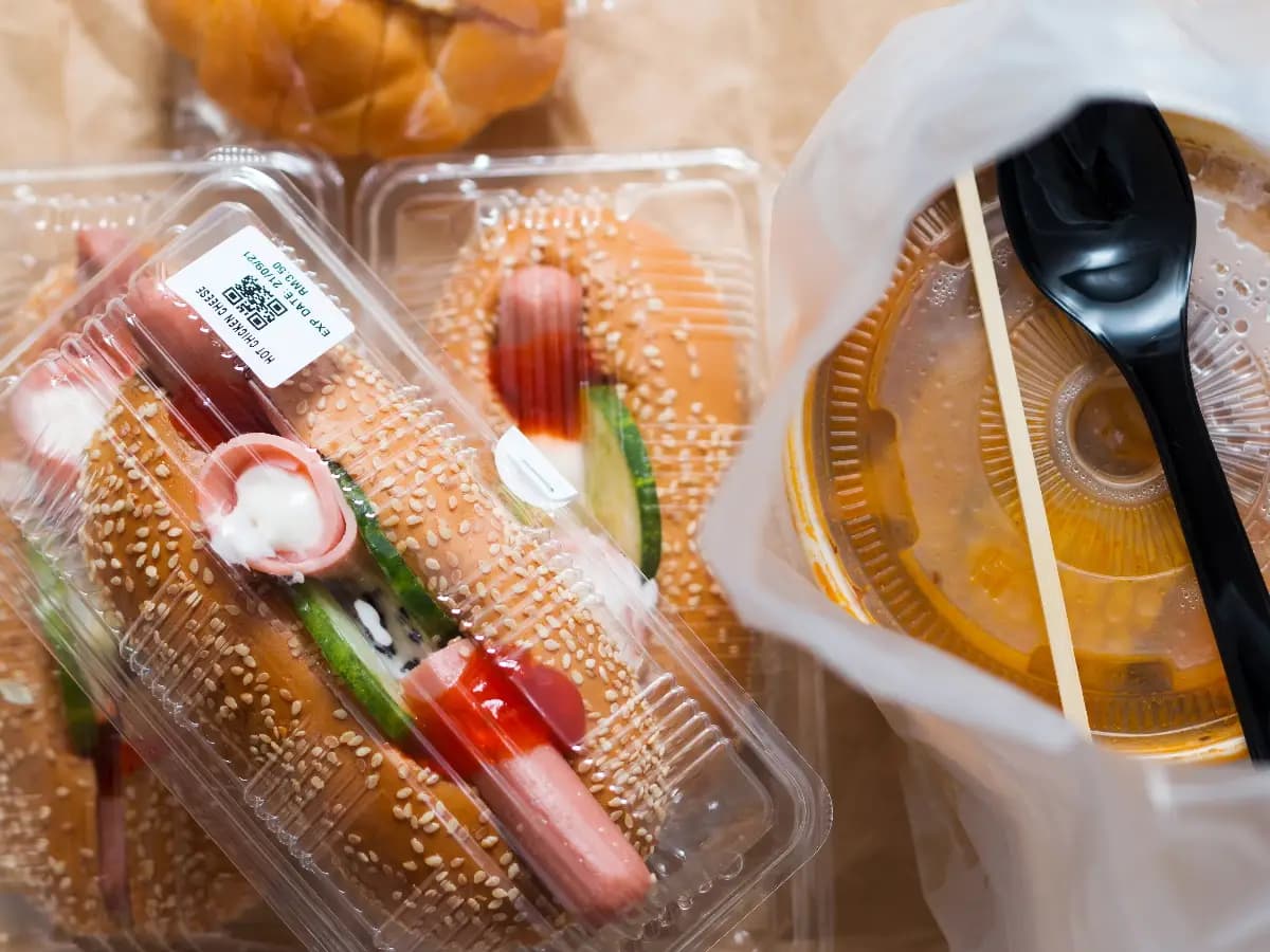 Microplastiche negli alimenti: come gli imballaggi possono contaminare il cibo