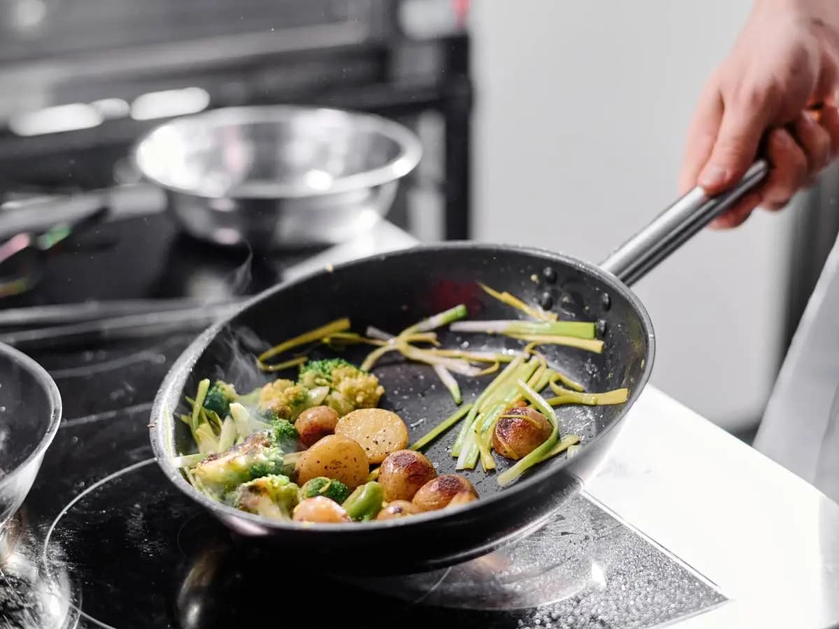 PFAS in cucina, dove si trovano e come ridurre l’esposizione