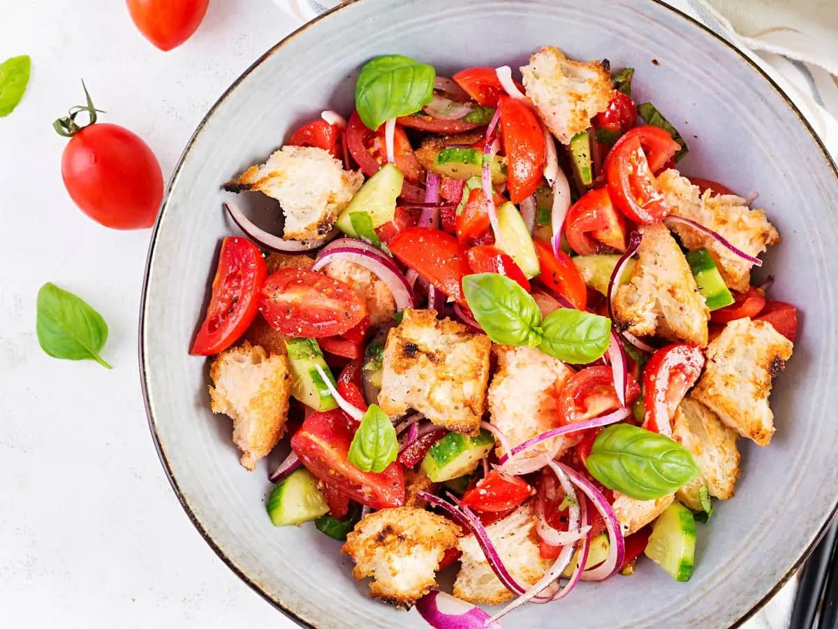 Panzanella toscana, ricetta originale e storia del piatto antispreco